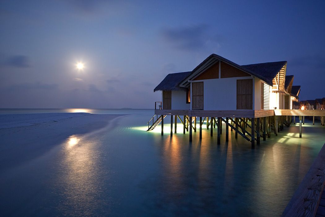 Maamigili Мальдивы. Мальдивы ночью. Emerald Maldives Resort. Maamigili (Raa Atoll).